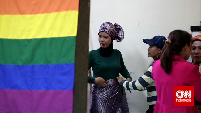 Homofobia, kata peneliti PSKK UGM, Sri Purwatiningsih, bisa mendorong legalitas kekerasan serta terbatasnya akses pekerjaan bagi kelompok LGBT.
