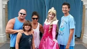 Mantan Pegulat Profesional Beralih Jadi Pecandu Taman Disney