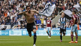 Aksi Buka Jersey Warnai Lolosnya Newcastle dari Degradasi