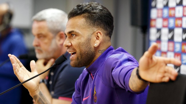 Pelatih Paris Saint-Germain, Laurent Blanc, mengakhiri rumor Dani Alves hengkang ke klub asal Perancis itu. Blanc mengklaim Alves ingin bertahan di Barcelona.