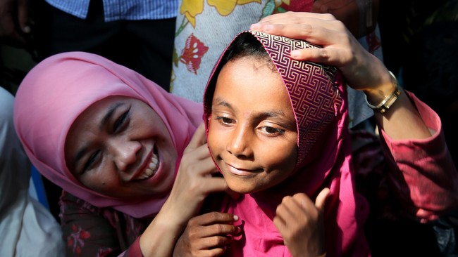 Menurut Menteri Sosial Khafifah Indarparawangsa, bantuan itu untuk keperluan sandang, terutama untuk anak-anak Rohingya yang jumlahnya lebih dari 200 orang.
