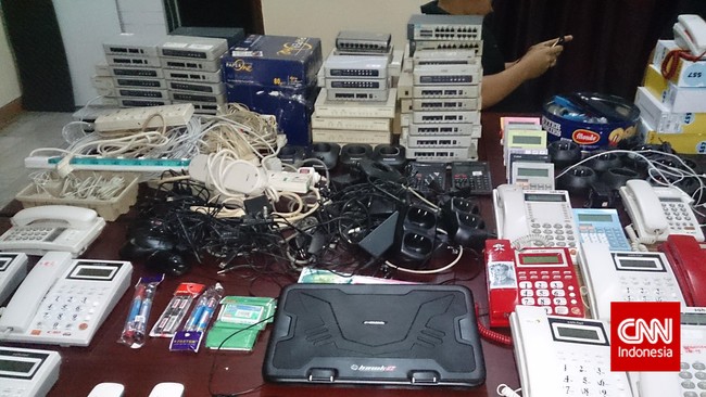 Perhitungan kasar polisi, keuntungan komplotan ini miliaran rupaih. Biaya operasional saja mencapai Rp 400 juta.