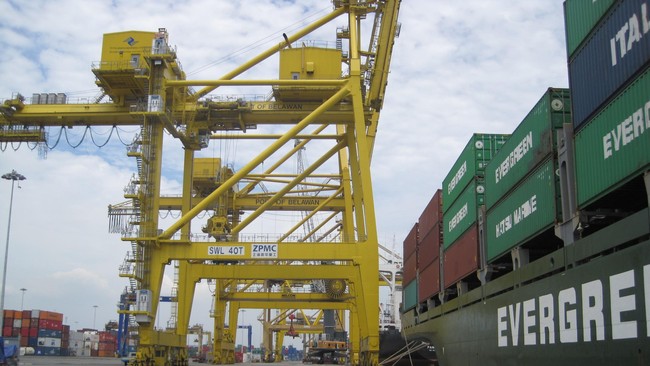 Pelindo menandatangani kerja sama dengan Dubai Port (DP) World terkait pengoperasian Belawan New Container Terminal (BNCT).