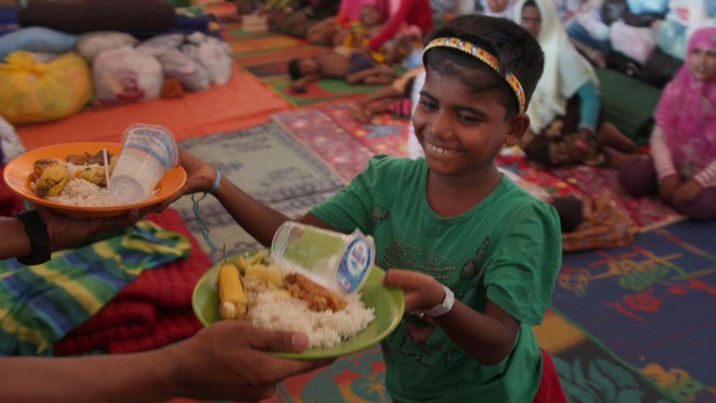 Permasalahan Rohingya disebabkan regulasi pemerintah Myanmar yang tidak mengakui etnis Rohingya, hal itu nyaris sama dilakukan di Indonesia saat Orde Baru.