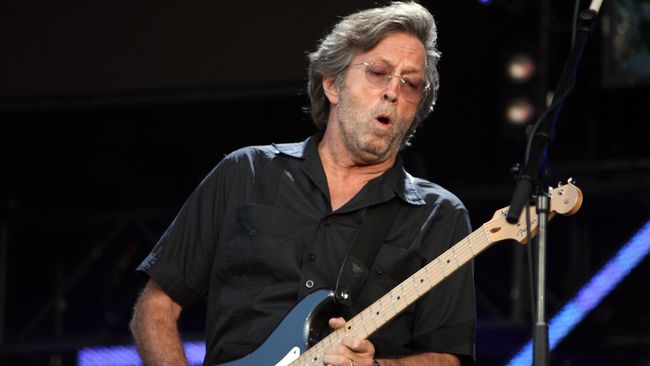 Eric Clapton Umbar Efek Samping Vaksin Covid 19 Astrazeneca [ 366 x 650 Pixel ]