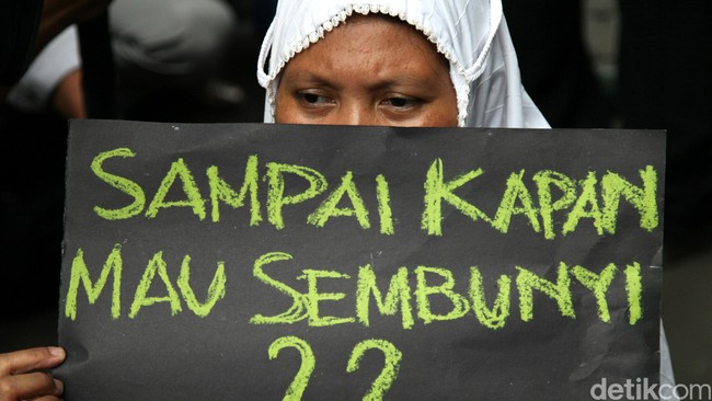 Salah satu pihak yang tidak sepakat dengan rekonsilasi adalah para aktivis pembela HAM.
