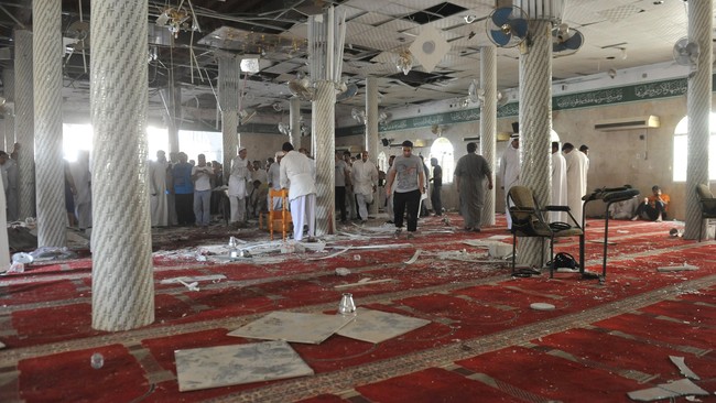Ledakan bom bunuh diri ISIS terjadi di Masjid A-Sadeq ketika jemaah muslim Syiah tengah menggelar shalat Jumat.