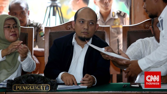 Novel Baswedan sebelumnya keberatan sidang ditunda lantaran Polri sebagai termohon tidak hadir tanpa keterangan di Pengadilan Negeri Jakarta Selatan.