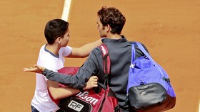 Penggemar Selonong Minta Selfie, Federer Dongkol