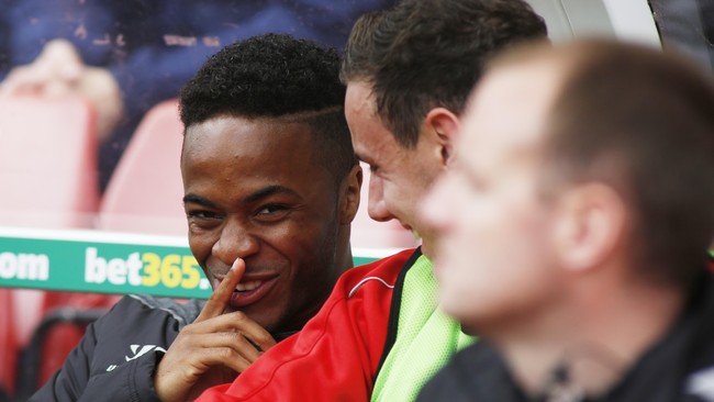 Tak hanya pendukung Liverpool, Raheem Sterling pun mendapatkan cemoohan dari pendukung timnas Inggris setiap kali menyentuh bola dalam uji coba lawan Irlandia.