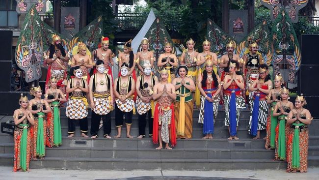 Sebagai sutradara, Kenthus menilai ada kemajuan dari para aktor. Walaupun dia juga mengakui pada awalnya kesulitan karena gerakan tari para pemain tidak luwes.