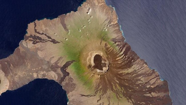 Sebuah gunung berapi di Kepulauan Galapagos meletus, mengancam populasi iguana merah muda yang hampir punah.