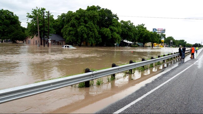 Gubernur Texas, AS, menyamakan ganasnya banjir di Texas dengan tsunami. Akibat banjir, tiga dilaporkan tewas sementara 12 lainnya hilang.