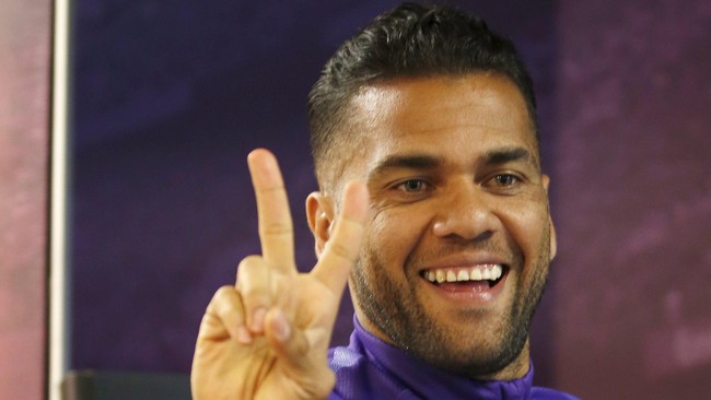 Daniel Alves akan bertahan di Barcelona dua musim lagi dengan sang pemain belakang asal Brasil telah menandatangani kontrak baru.