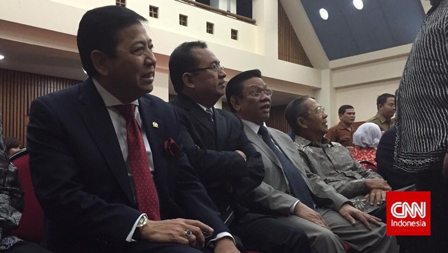 KPU sebagai penyelenggara adalah instansi paling pas untuk menentukan siapa yang sah membubuhkan tanda tangan dukungan kepada calon kepala daerah Golkar.