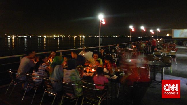 Harbour Bay, Batam, memang membikin betah, dari suguhan masakan sampai musiknya, juga tentu saja panorama Negeri Jiran yang hanya berjarak selemparan batu.