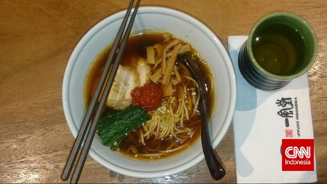 Tentu saja pertanyaan itu tak salah, karena aslinya di Jepang, ramen memang sering kali dicampur dengan daging babi.