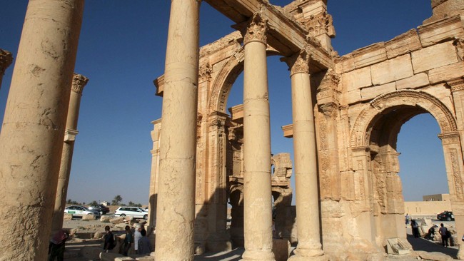 Pesawat tempur Rusia meluncurkan serangan besar-besaran menargetkan markas kelompok militan ISIS di kota tua Palmyra, Suriah