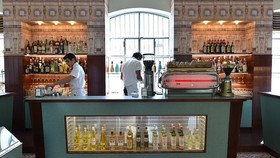 Wes Anderson Rancang Bar 'Imajinasi Film yang Jadi Nyata'