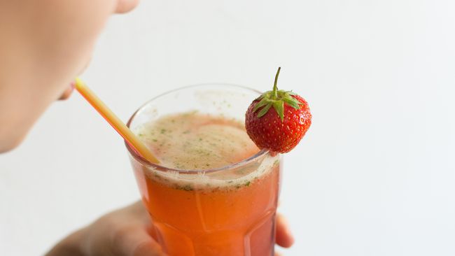Aturan Minum Jus Sesuai Usia Anak Bolehkah anak-anak minum jus? Adakah aturan konsumsi jus untuk anak-anak sesuai usia? Berikut informasinya.