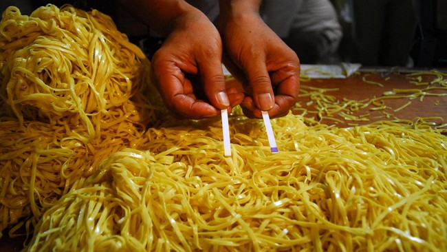 Kasus makanan mengandung bahan kimia berbahaya, Formalin dan Rhodamin B, masih banyak dijumpai di sejumlah daerah termasuk Jakarta, di bulan Ramadan ini.