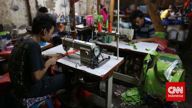 Upaya pemerintah mempermudah pengusaha kecil mencari modal bisnis dalam Paket Kebijakan III seirama dengan realisasi KUR yang disalurkan BRI dan BNI.