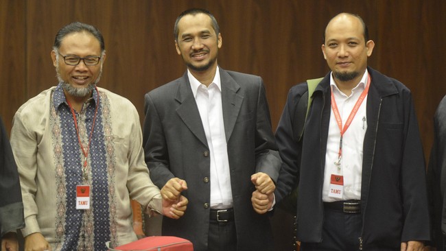 Sosiolog Imam Prasodjo menilai diperlukan undang-undang yang mampu melindungi para pimpinan KPK dari kriminalisasi. 