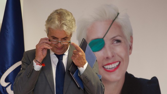 Kehilangan satu matanya akibat kecelakaan F1, pembalap tes tim Marussia, Maria de Villota wafat setahun kemudian akibat cedera saraf.