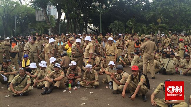 Jokowi Resmi Kerek Gaji Kepala Desa 120 Persen