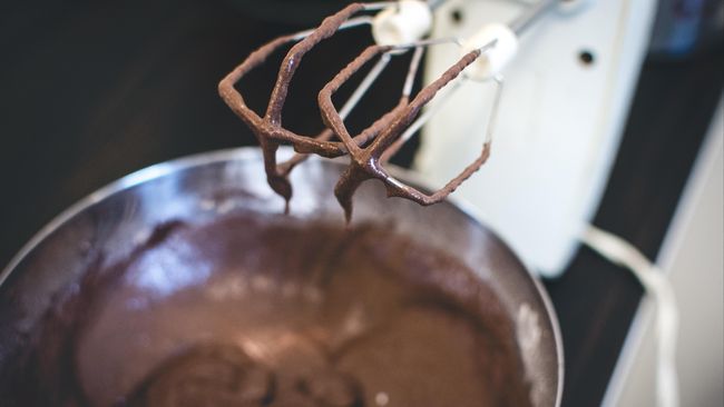 Bentuk kue kering yang melebar setelah dipanggang dialami banyak orang. Untuk mencegahnya, berikut beberapa trik membuat adonan kue kering yang bisa dicoba.