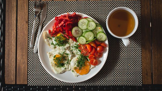 Otak butuh sarapan kaya nutrisi untuk bisa berpikir tajam dan menjaga fokus seharian. 
