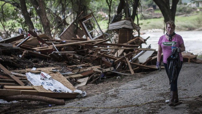 Hujan lebat menewaskan 17 orang di Texas dan Oklahoma, setidaknya 40 daerah setingkat kabupaten dinyatakan darurat banjir.