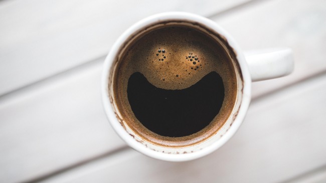 Studi terbaru menunjukkan minum teh atau kopi di pagi hari terkait dengan risiko demensia dan stroke yang lebih rendah.