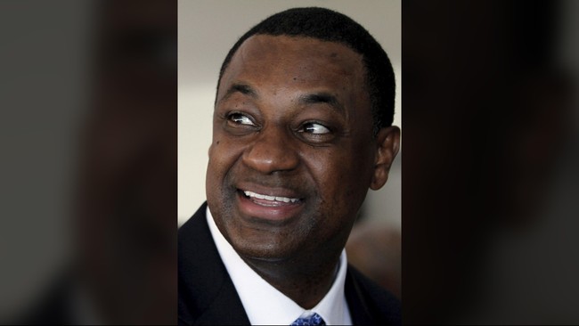 Sepuluh kerabat Jeffrey Webb memberikan rumah, rekening pensiun, hingga perhiasan untuk membebaskan mantan Wapres FIFA itu dari penjara.
