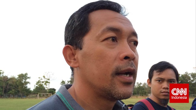 Pelatih baru Arema FC Aji Santoso berharap minimal bisa mengakhiri musim 2017 dengan posisi runner-up sehingga bisa tampil di Piala AFC 2018.