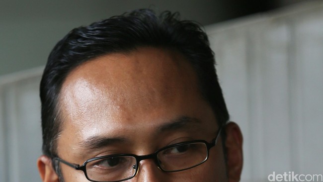 Politisi dari PDIP itu meminta pengusutan menyeluruh atas praktik wisuda abal-abal itu.