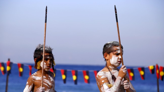 Hasil penelitian Profesor Lambert bersama Willandra Lakes Elders menunjukkan orang Aborigin di Australia secara genetik sangat dekat dengan orang Papua.