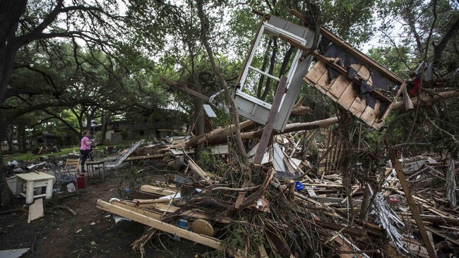 Presiden Obama menandatangani keputusan yang menyatakan wilayah Texas daerah bencana agar dana federal bisa digunakan untuk proyek pembangunan kembali. 