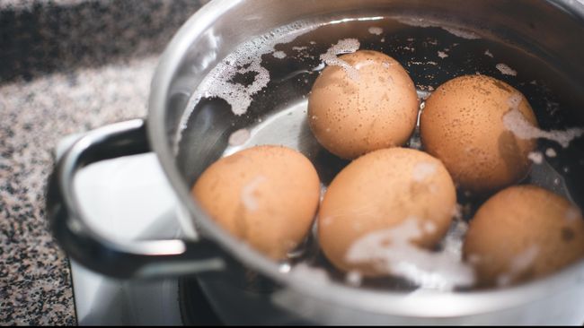cara merebus telur tuang dalam panci