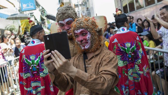 Kompetisi 'Berebut Roti' atau 'Bun Scrambling' adalah puncak Festival Cheung Chau yang berlangsung selama satu minggu di pulau kecil Cheung Chau.