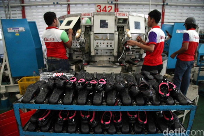 Pekerja tengah memproduksi sepatu dan sandal di pabrik PT Sepatu Bata Tbk, Purwakarta, Jawa Barat, Kamis (28/5/2015). Menghadapi tahun ajaran baru bagi siswa sekolah dan jelang bulan Ramadhan, Bata memproduksi sekitar 25.000 pasang per harinya untuk memenuhi kebutuhan pasar di seluruh Indonesia. Selain dipasarkan di Indonesia, produk sepatu dan sandal Bata juga diekpor hampir ke 15 Negara. Agung Pambudhy/Detikcom.