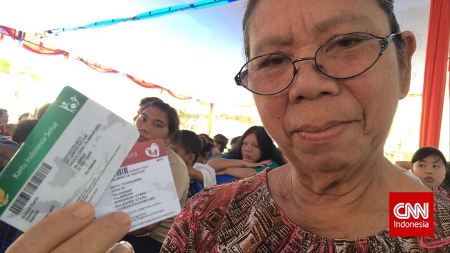 "Saya disuruh beli ke apotek di Manado. Tapi saya tidak punya uang untuk kesana karena harus naik angkutan," kata Wemintje, 69, warga Talawaan.