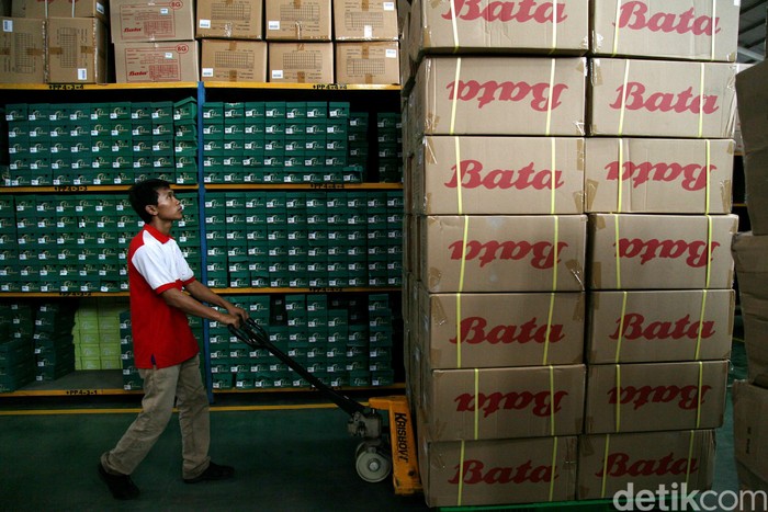 Pekerja tengah memproduksi sepatu dan sandal di pabrik PT Sepatu Bata Tbk, Purwakarta, Jawa Barat, Kamis (28/5/2015). Menghadapi tahun ajaran baru bagi siswa sekolah dan jelang bulan Ramadhan, Bata memproduksi sekitar 25.000 pasang per harinya untuk memenuhi kebutuhan pasar di seluruh Indonesia. Selain dipasarkan di Indonesia, produk sepatu dan sandal Bata juga diekpor hampir ke 15 Negara. Agung Pambudhy/Detikcom.