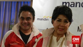 Yang Bikin Dwiki Dharmawan Senang 'Digandeng' Titiek Puspa