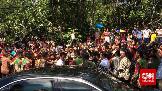 Jokowi menginstruksikan kepada seluruh orang tua untuk mengawasi putra-putrinya belajar, setidaknya tiga jam dalam sehari.