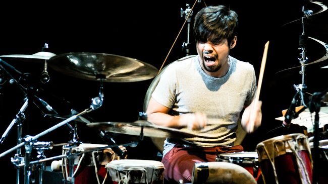 Sang penabuh drum menjabarkan berbagai teknik bermain drum, sekaligus menceritakan proses kreatif sebagai personel Gigi.