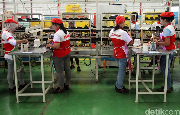 Pekerja tengah memproduksi sepatu dan sandal di pabrik PT Sepatu Bata Tbk, Purwakarta, Jawa Barat, Kamis (28/5/2015). Menghadapi tahun ajaran baru bagi siswa sekolah dan jelang bulan Ramadhan, Bata memproduksi sekitar 25.000 pasang per harinya untuk memenuhi kebutuhan pasar di seluruh Indonesia. Selain dipasarkan di Indonesia, produk sepatu dan sandal Bata juga diekpor hampir ke 15 Negara. Agung Pambudhy/Detikcom.