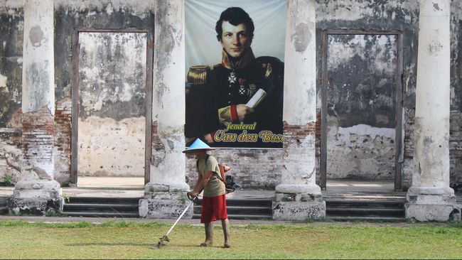 Pekerja membersihkan rumput di Benteng Van Den Bosch, Ngawi, Jawa Timur, Rabu (27/5). Benteng peninggalan Belanda yang dibangun pada 1839 di delta pertemuan Sungai Bengawan Solo dan Bengawan Madiun tersebut rencananya akan dijadikan bangunan cagar budaya serta obyek wisata sehingga dapat dikelola secara maksimal. ANTARA FOTO/Ari Bowo Sucipto/Spt/15.