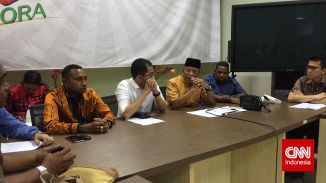 Perwakilan Persipura Mania sempat berteriak-teriak di lobi Kemenpora setelah gagal bertemu Imam Nahrawi dan juru bicara Kemenpora, Gatot S. Dewa Broto.