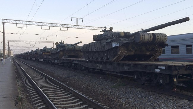 Puluhan persenjataan berat, mulai dari tank hingga truk militer, dikirimkan dengan kereta menuju wilayah dekat perbatasan Ukraina. Langkah awal invasi?
